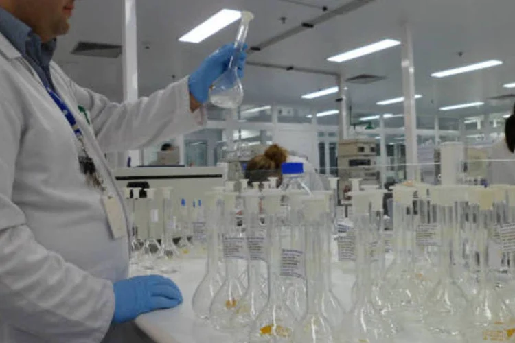 
	Laborat&oacute;rio da farmac&ecirc;utica Bristol-Myers: companhia disse que lucrou 609 milh&otilde;es de d&oacute;lares, ou 37 centavos de d&oacute;lar por a&ccedil;&atilde;o
 (Divulgação)