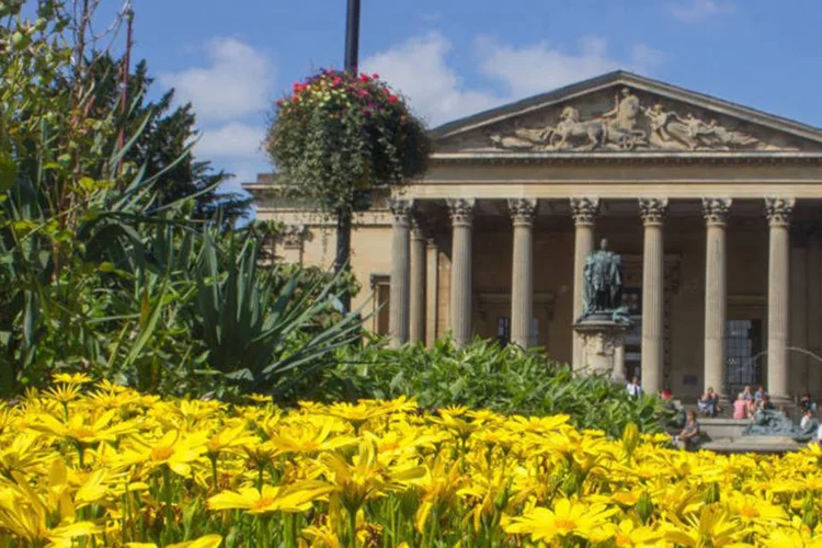 Universidade de Bristol: instituição está oferecendo bolsas de valem tanto para graduação quanto pós-graduação, e seus valores variam de £5.000 até £20.000 por ano de estudo (Facebook/Bristol University/Divulgação)