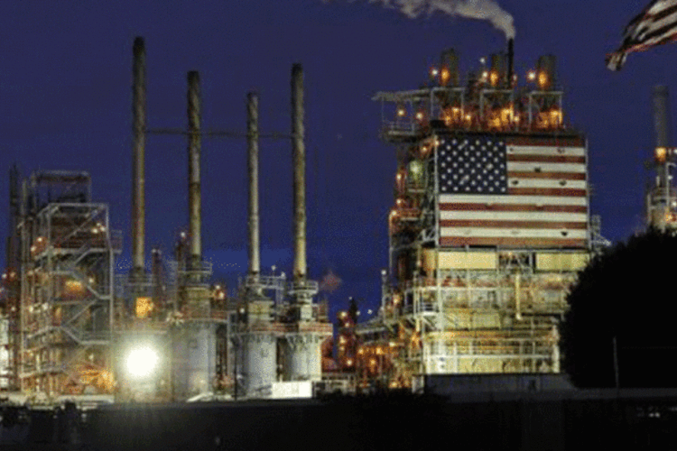 
	Refinaria da BP, na Calif&oacute;rnia: lucro l&iacute;quido ajustado no quarto trimestre caiu para US$ 3,984 bilh&otilde;es, ante US$ 4,986 bilh&otilde;es um ano antes.
 (Robyn Beck/AFP)