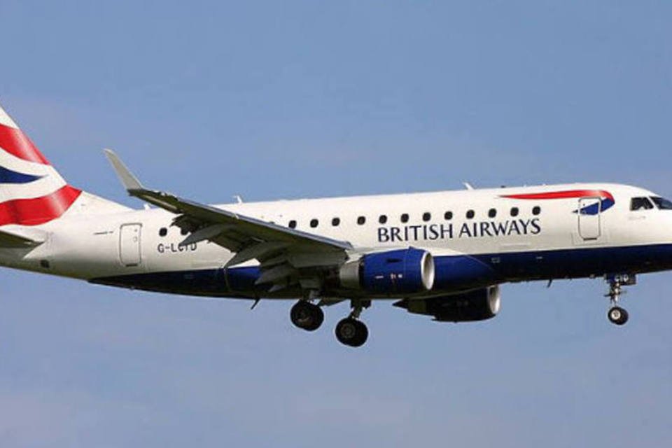Passageira tenta abrir porta de avião da British Airways