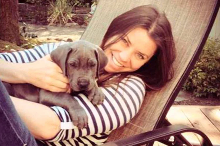 
	Brittany Maynard e o c&atilde;o Charlie: Brittany disse que terminaria com sua vida para n&atilde;o sofrer danos de tumor cerebral
 (AFP)