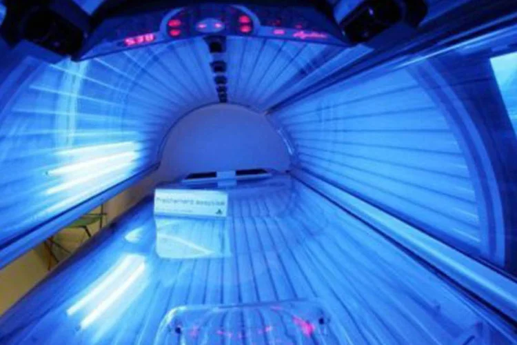 Interior de uma cabine de bronzeamento: para os pesquisadores a exposição ao sol antes dos 25 anos apresenta os maiores riscos (©AFP/Archives / Thomas Coex)