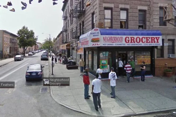 Esquina da rua Jackson com a avenida Kingsland, ponto de tráfico no Brooklyn (Reprodução)