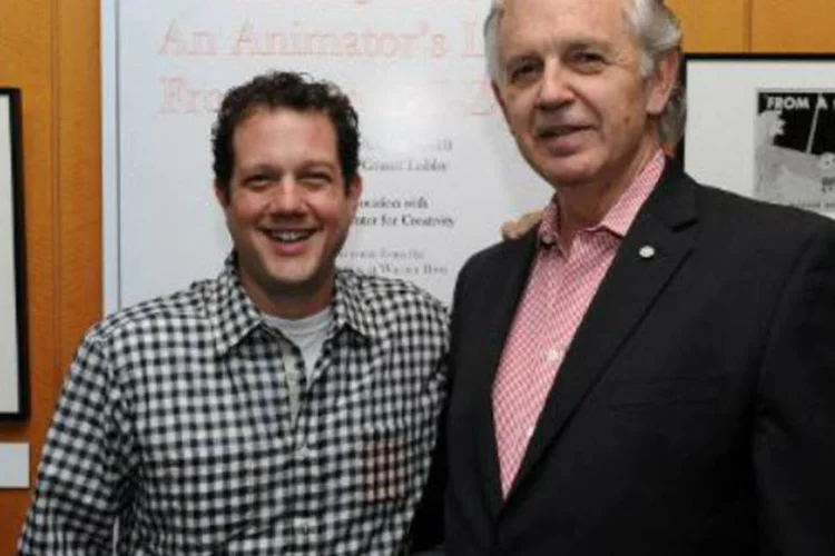 O compositor Bruce Broughton (d), ao lado do também compositor Michael Giacchino: canção excluída é "Alone Yet Not Alone", do filme de mesmo título (Frazer Harrison/AFP)