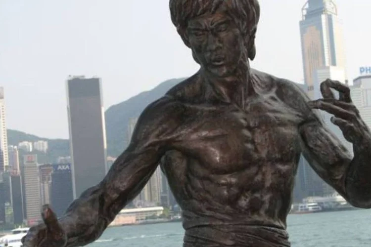 A jaqueta de Bruce Lee foi usada por ele em 1973, pouco antes de morrer em decorrência de uma reação a medicamentos (Ian Muttoo/Flickr)