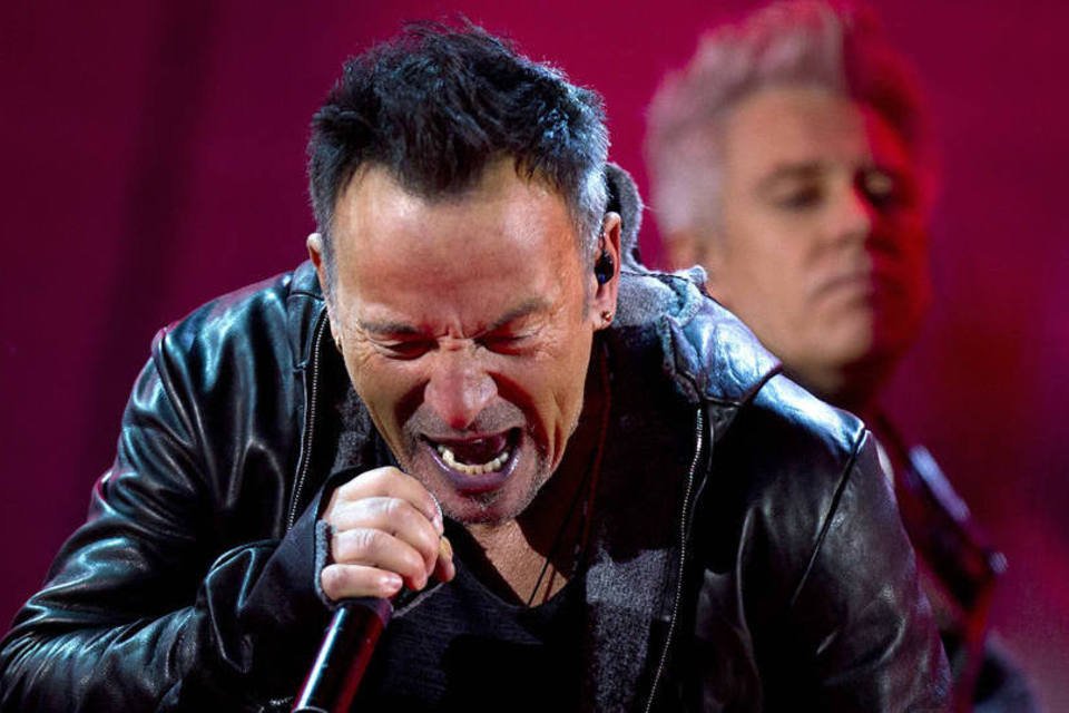 Bruce Springsteen faz show com U2: Mensagens sobre a pandemia de Aids, que começou há mais de 30 anos, foram transmitidas para multidão entre as pausas (Carlo Allegri/Reuters)