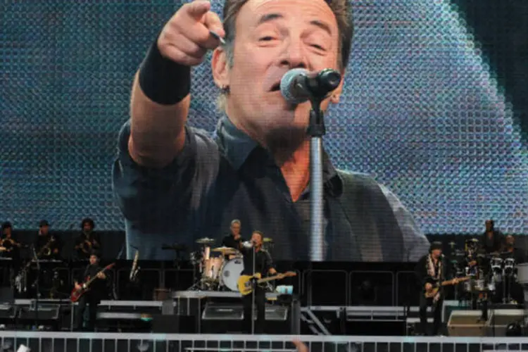 Cantor Bruce Springsteen durante show no estádio Molinon em Gijon, na Espanha (Eloy Alonso/Reuters)