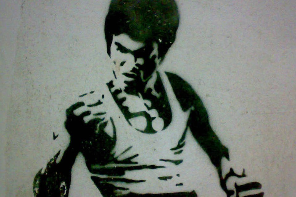 Casaco de Bruce Lee é leiloado por US$ 77 mil em Hong Kong