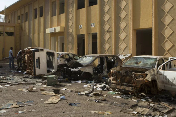 Destroços em Burkina Faso: facções militares e oposição civil passaram a disputar controle do país (Joe Penney/Reuters)