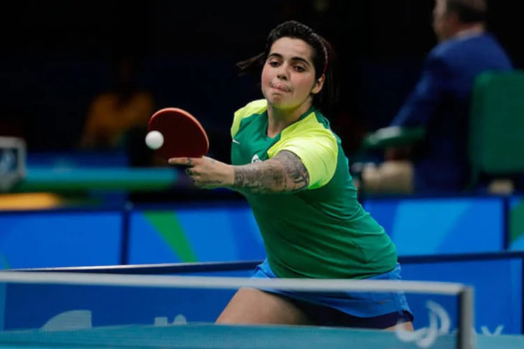 Bruna Costa: sem o braço direito, a atleta tem uma técnica própria de sacar, sempre com muita agressividade (Alexandre Urch/CPB)