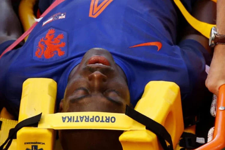 Jogador holandês Bruno Martins Indi sai desacordado do jogo Austrália X Holanda, na Copa do Mundo de 2014 (Marko Djurica / Reuters)