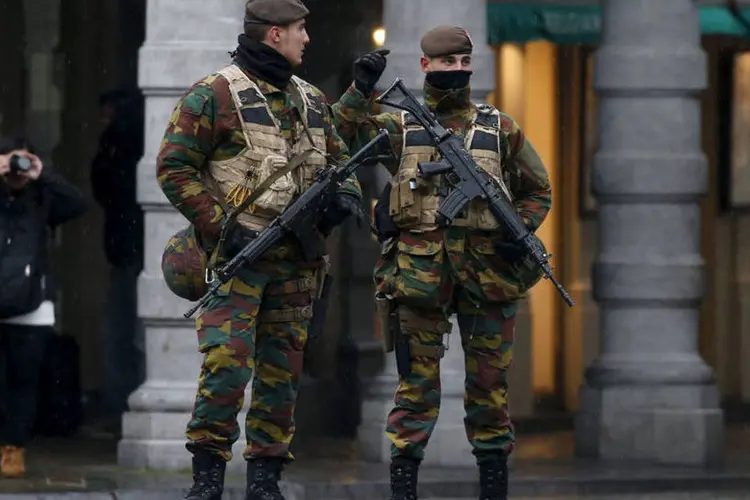 
	Soldados em Bruxelas: ambos os prisioneiros foram levados para um tribunal nesta quinta-feira
 (Benoit Tessier/ Reuters)