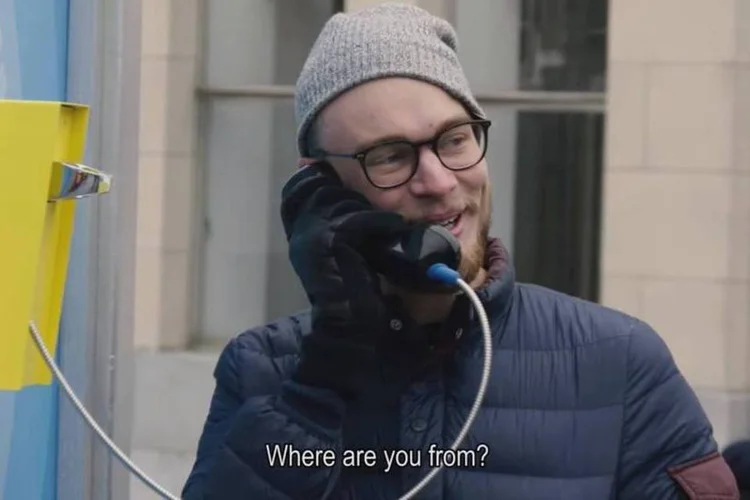 
	A&ccedil;&atilde;o em Bruxelas: no v&iacute;deo &eacute; poss&iacute;vel ouvir usu&aacute;rios do Brasil, Fran&ccedil;a, Espanha, entre outros, ligando para o telefone atrav&eacute;s do site da marca
 (Reprodução/YouTube)