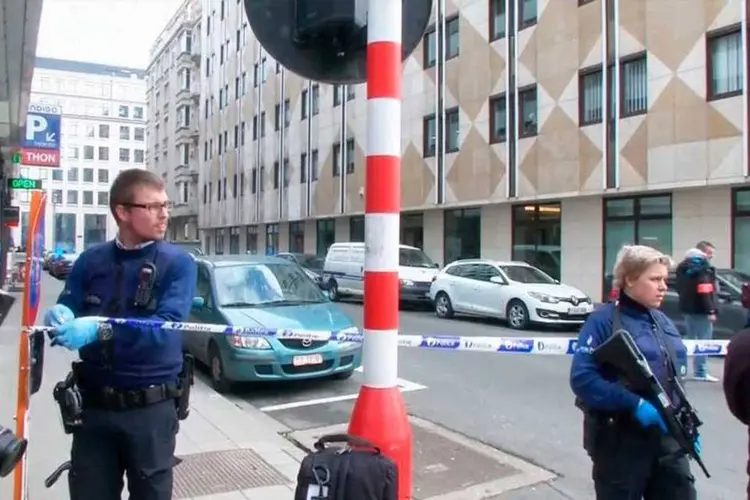 Policiais isolam área de estação que sofreu ataque em Bruxelas, na Bélgica (REUTERS/Reuters TV)