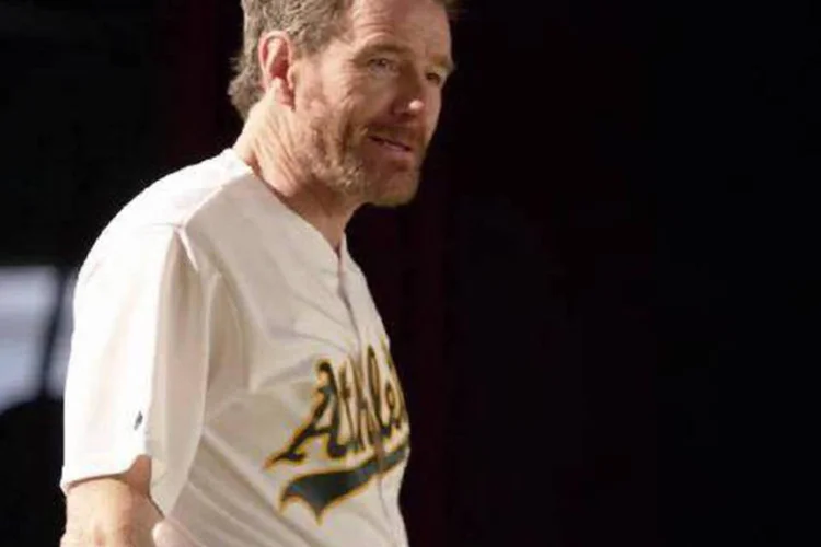 Bryan Cranston: ator tenta reproduzir situações clássicas da liga americana de beisebol (Reprodução/YouTube)