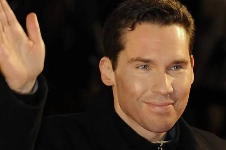 O diretor Bryan Singer acena ao chegar a um evento em Londres, na Inglaterra, em janeiro de 2009 (Toby Melville/Reuters)