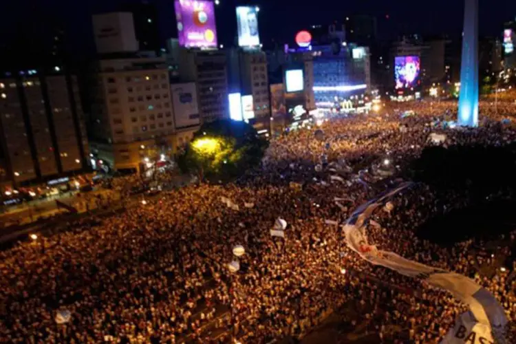 
	Protesto em Buenos Aires ontem: Centenas de milhares de pessoas se mobilizaram na quinta-feira em todo o pa&iacute;s e inclusive fora da Argentina em protesto
 (REUTERS)