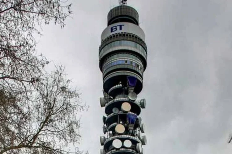 
	Torre do BT Group, no Reino Unido: segundo reguladores, sobreposi&ccedil;&atilde;o entre as linhas fixas da BT e a rede m&oacute;vel da EE significam pouco risco &agrave; competi&ccedil;&atilde;o
 (Wikimedia Commons)