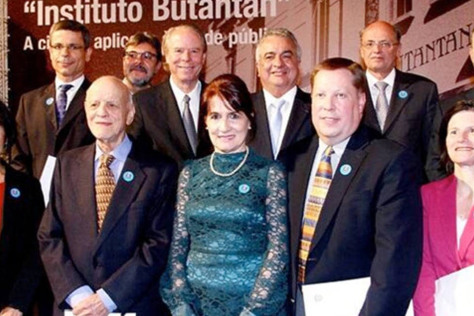 Instituto Butantan condecora cientistas