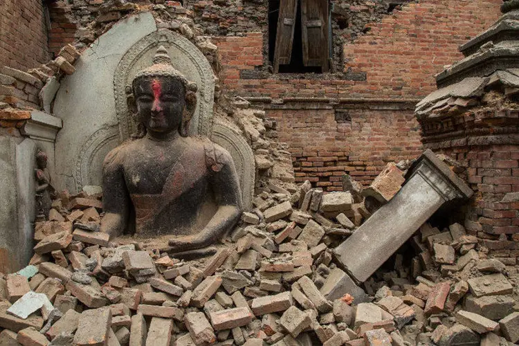 Estátua de Buda em Katmandu: dezenas de monumentos foram parcialmente ou inteiramente destruídos após o terremoto que devastou o Nepal (Getty Images)