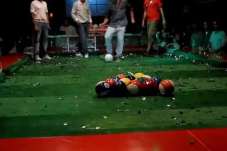 Budweiser: mesa de bilhar gigante para jogadores de futebol (Reprodução)