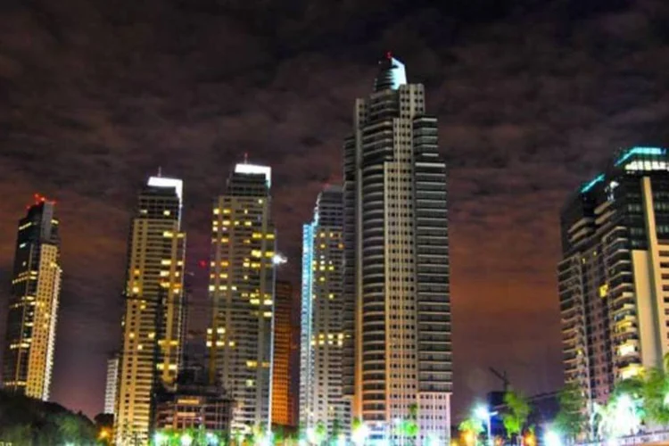 Vista noturna de Buenos Aires: clima de negócios melhorou apenas na Argentina, Colômbia e México  (Wikimedia Commons)
