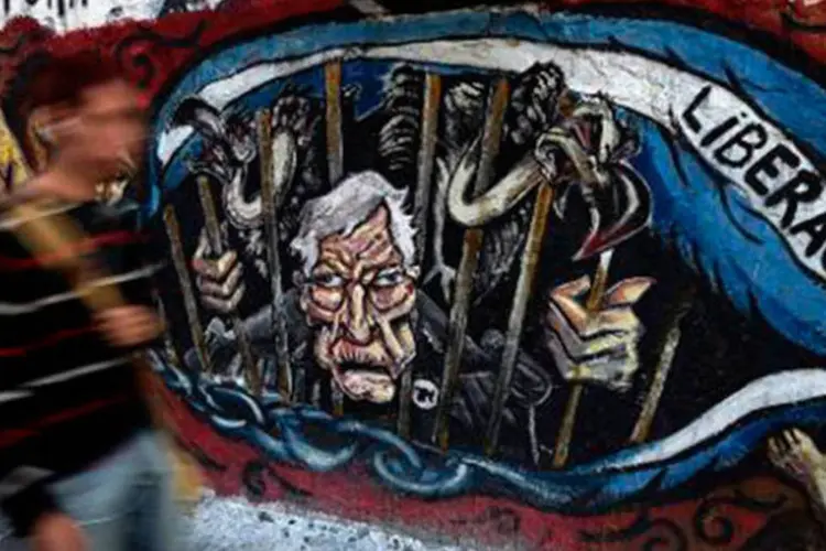 
	Muro pintado em Buenos Aires mostra caricatura do juiz americano Thomas Griesa e abutres
 (Juan Mabromata/AFP)