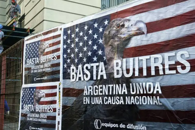 
	Cartaz contra &quot;abutres&quot;: pela ordem, demais entidades financeiras seguem com fundos congelados
 (Enrique Marcarian/Reuters)
