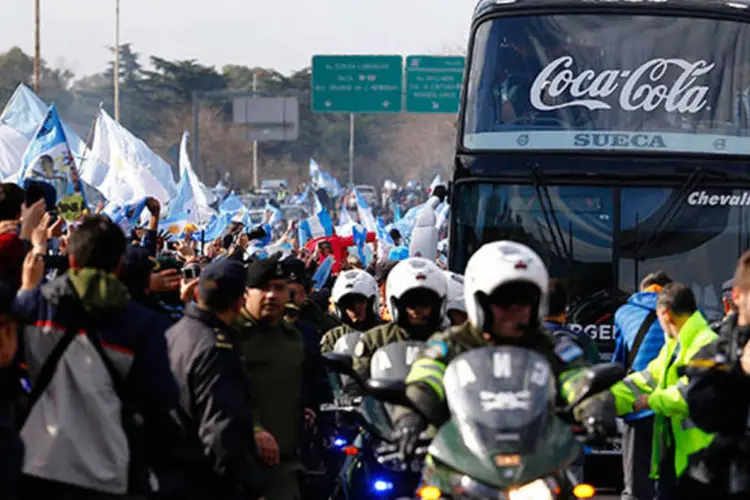 Seleção argentina é recepcionada por torcedores ao chegar em Buenos Aires (REUTERS/Augustin Marcarian)