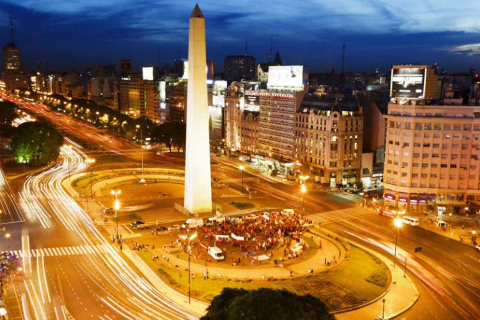 Economia argentina se contrai pela primeira vez desde 2012