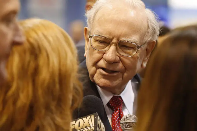 
	Warren Buffet fala com rep&oacute;rteres durante reuni&atilde;o anual do Berkshire
 (REUTERS/Ryan Henriksen)