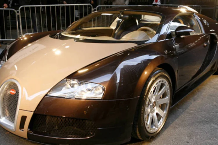 
	Bugatti Veyron do lado de fora da Hermes Boutique: empresa de pesquisa afirma que Volks optou por coloc&aacute;-lo no mercado para consagr&aacute;-lo como case t&eacute;cnico
 (Amy Sussman/Getty Images)