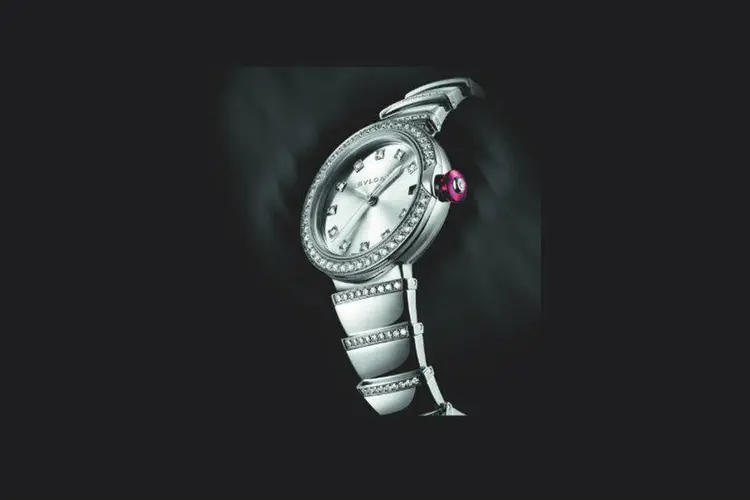 
	Com pulseira elaborada em metal inspirada no modelo Serpenti, sua caixa redonda auxilia a equilibrar o visual dado pelos link em &ldquo;V&rdquo; do bracelete
 (WatchTime Brasil)