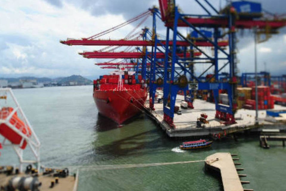 Trabalhadores do porto invadem navio chinês em protesto