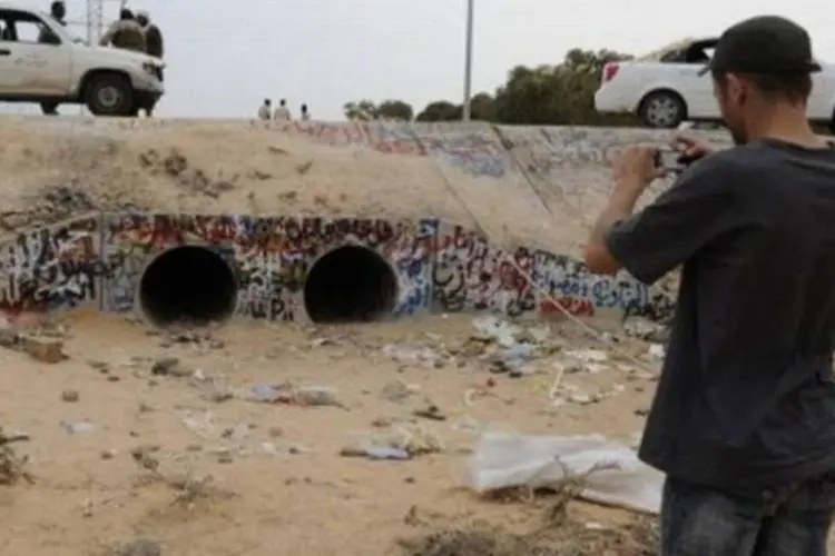 Homem observa a tubulaçãona qual Kadhafi foi capturado em Sirte (Philippe Desmazes/AFP)