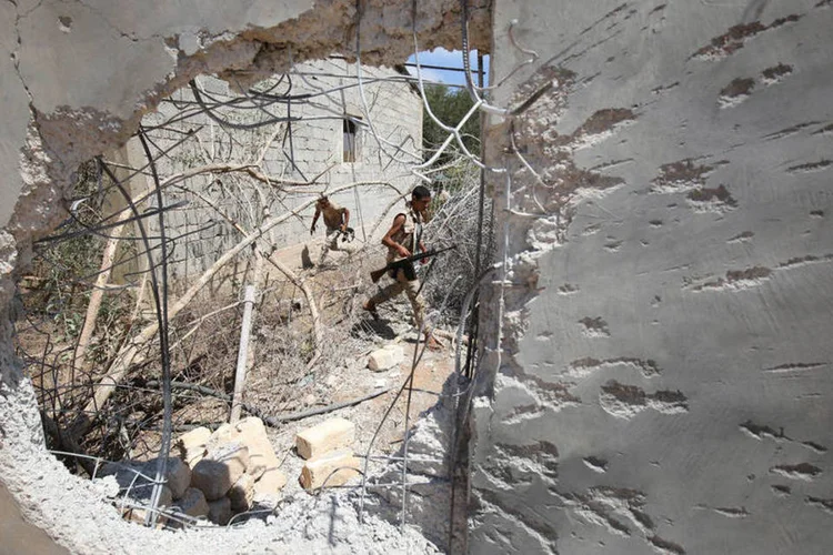 
	Bombardeios: as for&ccedil;as do GNA apoiadas pela ONU tentam recuperar o controle de toda a cidade de Sirte
 (Goran Tomasevic/Reuters)