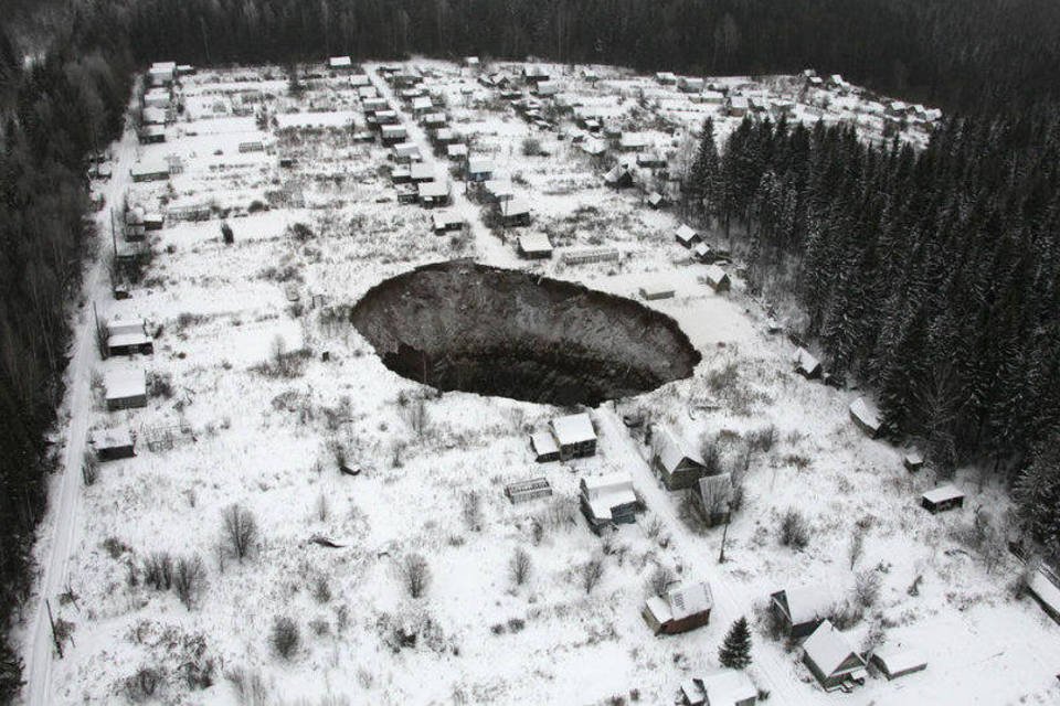 Buraco de 50 metros de diâmetro engole casas na Rússia