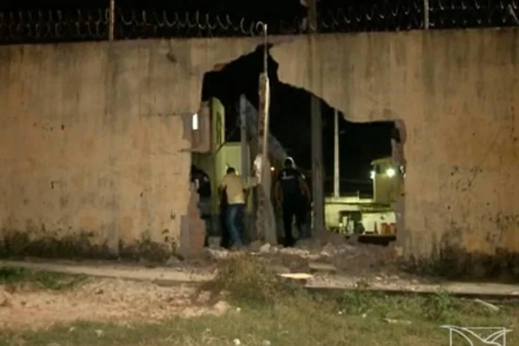 Buraco feito por caminhão em muro do Complexo Penitenciário de Pedrinhas, no Maranhão (Reprodução/ TV Mirante)