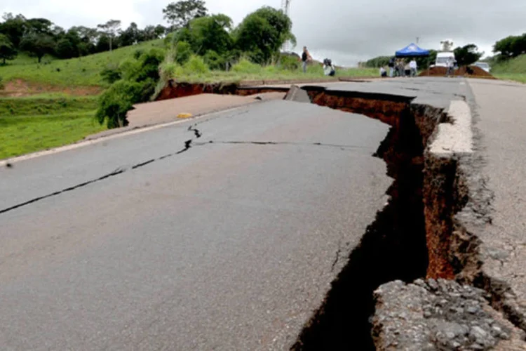 
	Buraco aberto na altura do km 24 da BR-060, devido a um desmoronamento
 (Valter Campanato/ABr)