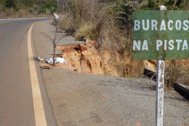 
	Placa indica que rodovia tem buracos: 44,7% da malha pavimentada pesquisada apresentam desgastes
 (Foto Divulgação/CNT)