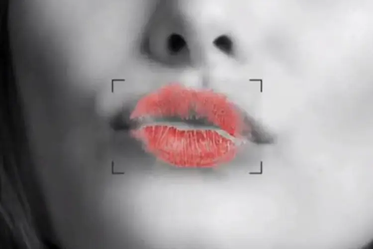 Trecho do vídeo que divulga o Burberry Kisses, projeto da Burberry em parceria com o Google (Reprodução)