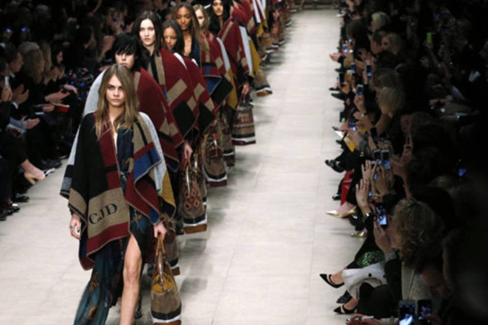 Desfile em Londres busca inspiração na pintura e esportes
