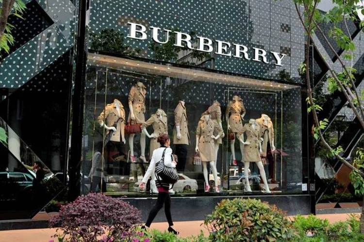 
	Loja da Burberry: empresa cortar&aacute; os b&ocirc;nus e os incentivos em a&ccedil;&otilde;es de longo prazo em at&eacute; 30 milh&otilde;es de libras (US$ 46,5 milh&otilde;es)
 (Getty Images)