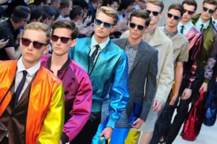 
	Desfile da cole&ccedil;&atilde;o primavera-ver&atilde;o 2013 da Burberry: analistas advertiram que a not&iacute;cia pode significar que a ind&uacute;stria do luxo n&atilde;o &eacute; mais imune &agrave; crise econ&ocirc;mica
 (Olivier Morin/AFP)