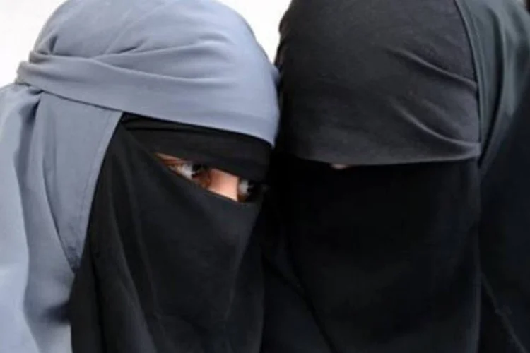 A burca ou niqab são véus que cobrem a mulher da cabeça aos pés, com apenas uma pequena abertura na altura dos olhos
 (Fred Dufour/AFP)