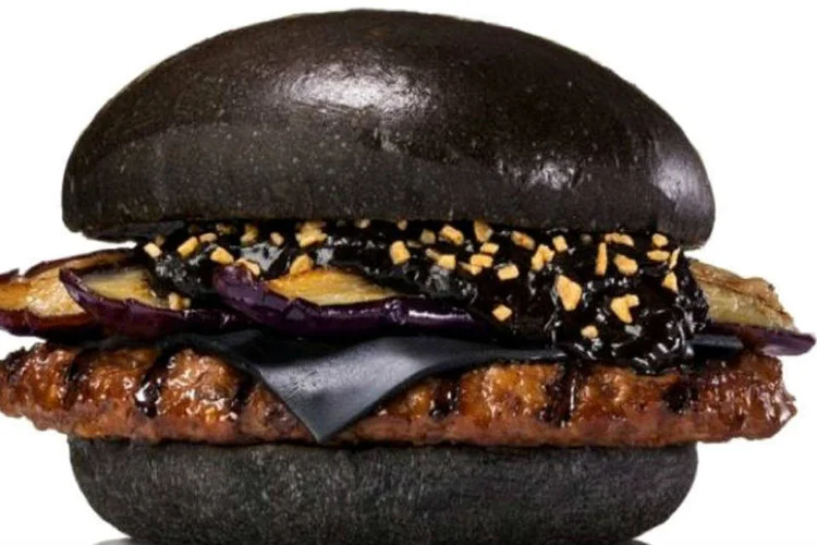 
	Novo hamb&uacute;rguer preto do Burger King Jap&atilde;o vem ao Brasil: uma das not&iacute;cias da semana
 (Reprodução)
