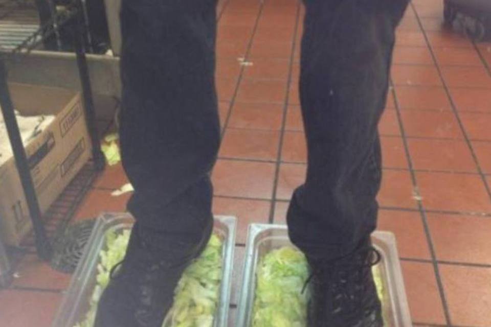Funcionário do Burger King publica foto pisando em alface