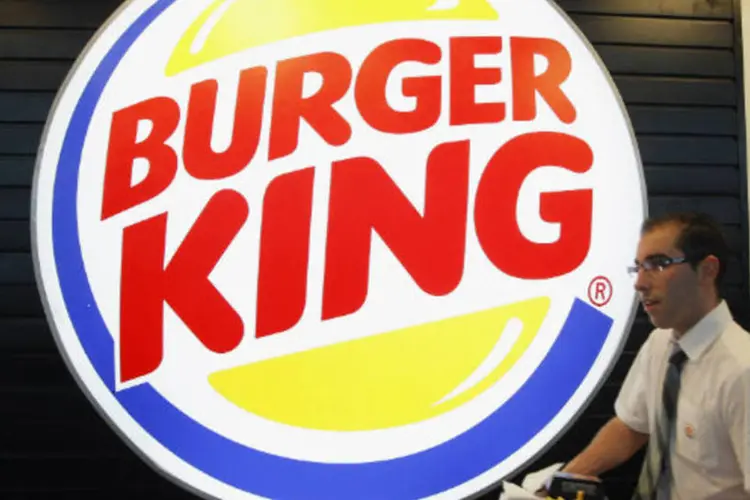 
	Burger King: na noite de segunda-feira, a assessoria de imprensa afirmou em nota que os homens eram funcion&aacute;rios do Burger King e faziam a limpeza do recipiente (REUTERS/Jean-Paul Pelissier)