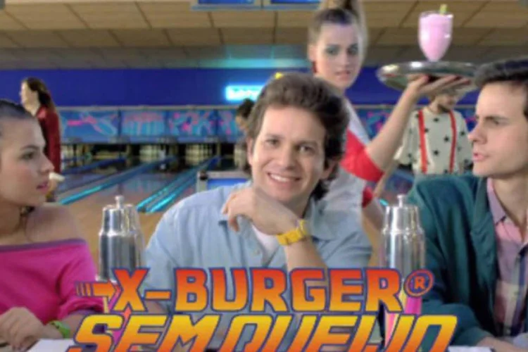 Evolução do cheeseburger em comercial do BK: campanha ainda trabalha com insight cultural de que, no Brasil, o “cheese” de “cheeseburger” se transformou no “X” de “X-burger” (Reprodução)