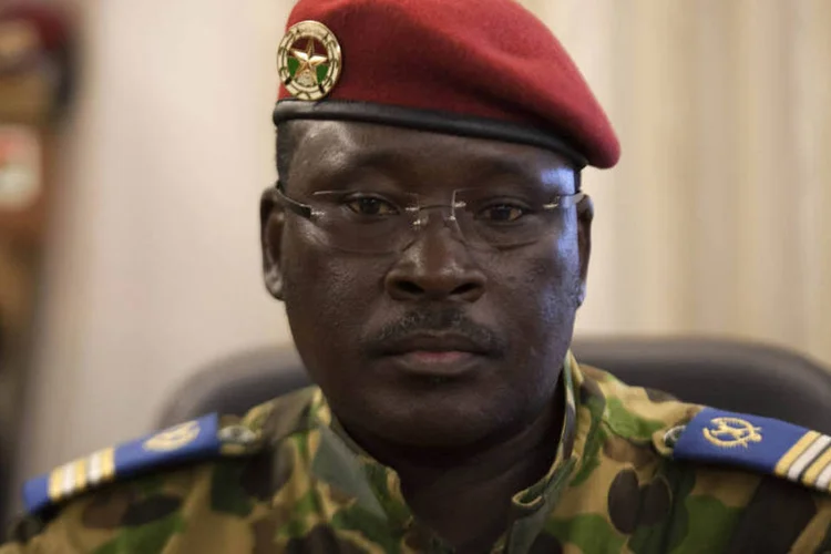 
	Tenente-coronel Yacouba Isaac Zida em entrevista coletiva em Ouagadougou, no Burkina Faso
 (Joe Penney/Reuters)